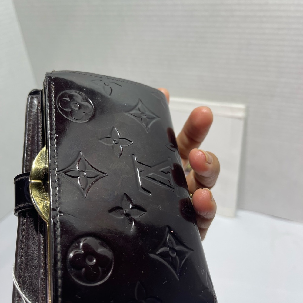 Louis Vuitton Kisslock Wallet in Amarante, preloved. - Picture 14 of 16